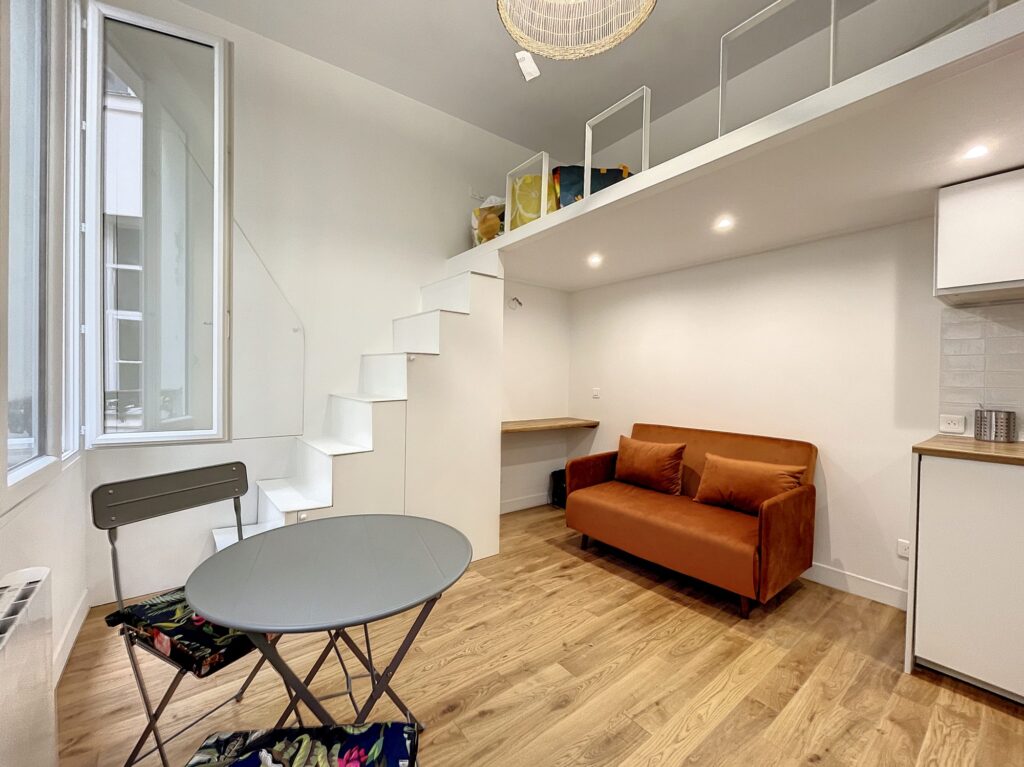 PARIS 4 – ILE SAINT LOUIS- STUDIO MEUBLE AVEC MEZZANINE REFAIT A NEUF