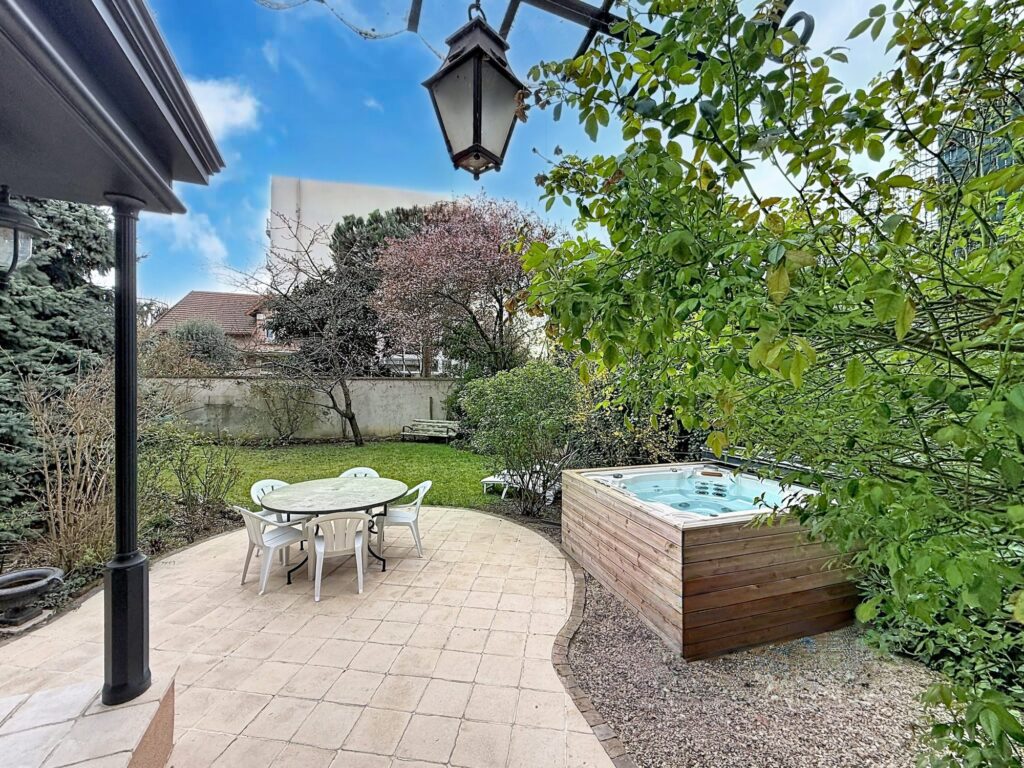 94 – Saint-Maur-des-Fossés – Quartier Vieux Saint Maur – Splendide Meulière – 11 pièces