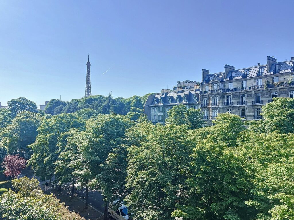 Paris 16 – Trocadéro – Vue Tour Eiffel – Balcon Soleil