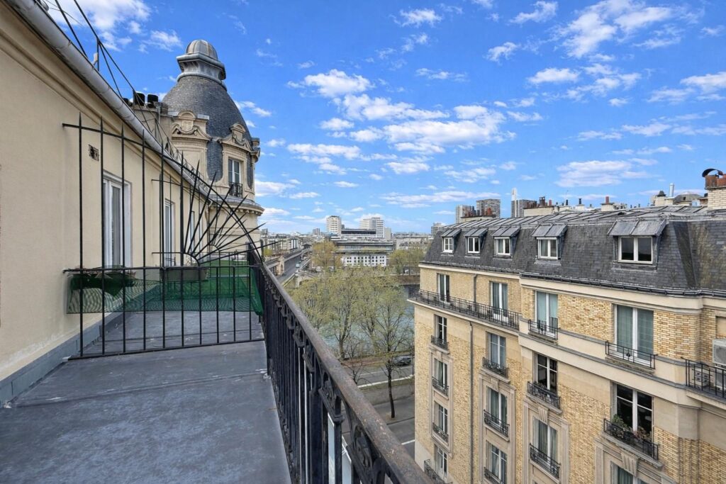 Paris 16 Passy Chambre de bonne avec terrasse Ascenseur