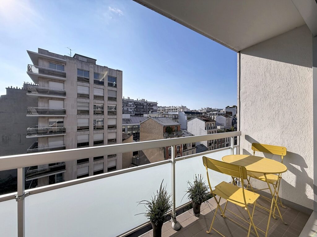 PARIS 15 – RUE DE VOUILLE – STUDIO MEUBLE AVEC BALCON