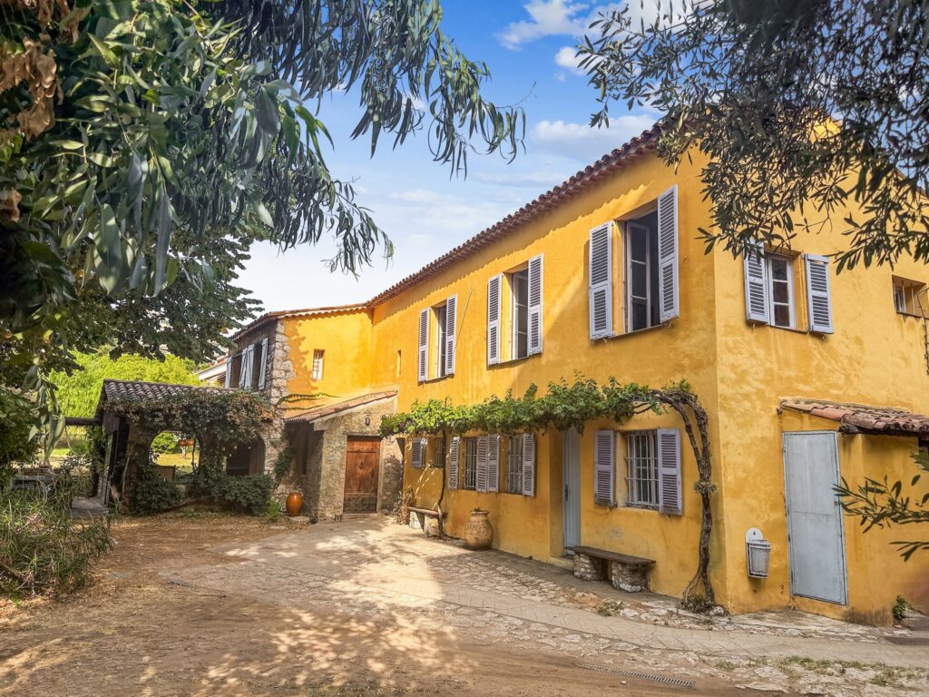 06 St Laurent du Var Mas provençal au centre ville 1450 m² terrain piscinable