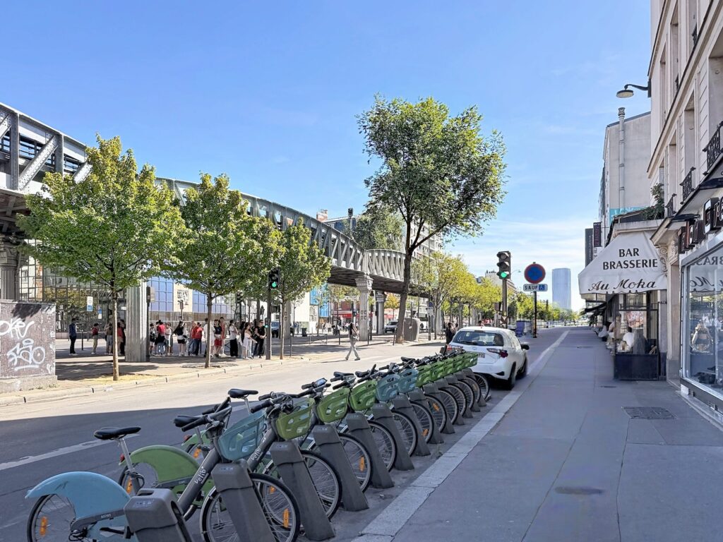 Paris 15 Métro Motte-Picquet Murs de boutique libres